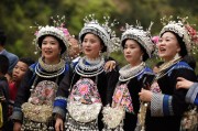 苗族算命为什么要拿衣服，传统习俗与文化内涵
