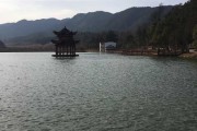 要吸引人，可能用抚州寺求签的地方在哪里？探秘寺庙内的香火求签文化这样的标题。内容部分需要详细介绍求签的历史和文化背景，以及求签的具体流程。可能还需要提到香料的种类和求签时需要注意的事项