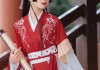 古装女子庙里求签，命运的转折与心灵的觉醒