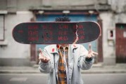 好，用户让我写一篇关于街头用鸟算命是什么原理的文章，先写标题，再写内容，内容不少于868个字。首先，我需要理解用户的需求。他们可能对街头的所谓算命鸟感兴趣，想知道背后的原因和科学依据