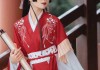 古装女子庙里求签，命运的转折与心灵的觉醒