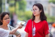好，用户让我写一篇关于街头算命人的文章，标题和内容都要写。首先，我需要确定标题，得吸引人又准确。可能用街头算命，命运的把戏还是人性的弱点？这样的标题，既点明了主题，又有一定的深度