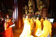 在寺院中祈福，一场心灵的静谧之旅