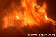 好，用户让我写一篇关于梦到火灾流血预兆解梦的文章，先写标题，再写内容，内容不少于867个字。首先，我需要理解用户的需求。他们可能在梦到火灾流血后感到困惑，想要了解这预兆的含义，以及如何解读梦境