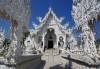 接下来是文章内容。我得先介绍白龙寺的历史背景，比如它建于明代，有600多年的历史，说明它在文化中的地位。，描述白龙寺的建筑特色，比如飞檐翘角，古朴的石雕，这些都能体现它的历史感