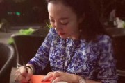 好，用户让我写一篇关于安妮被要求签约了文章，还给了标题和内容的要求。首先，我需要确定文章的主题和结构。安妮可能指的是安妮·海瑟薇，她是一位非常著名的作家和导演，所以标题可以围绕她的签约经历展开
