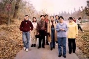 好，用户让我写一篇关于1995生肖猪女运势的文章，标题和内容都要写。首先，我需要确定标题，得吸引人又相关。考虑到生肖运势，标题可以是1995年生肖猪女运势解析，事业与的双丰收