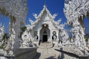 接下来是文章内容。我得先介绍白龙寺的历史背景，比如它建于明代，有600多年的历史，说明它在文化中的地位。，描述白龙寺的建筑特色，比如飞檐翘角，古朴的石雕，这些都能体现它的历史感