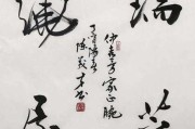 要简洁有力，比如两个猪打架，预示着什么？这样既点明了主题，又引发读者兴趣
