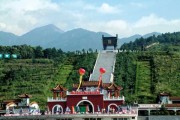 好，用户让我写一篇关于南岳寺庙求签怎么求的啊的文章。首先，我需要明确南岳指的是哪座山，南岳衡山，对吧？所以，文章的主题应该是衡山寺庙的求签方法