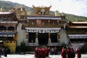 好，用户让我写一篇关于康定南无寺可以求签文章，先写标题，再写内容，内容不少于946个字。首先，我需要理解用户的需求。标题要吸引人，内容要涵盖康定南无寺的历史、文化背景，以及关于求签的习俗