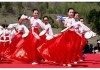 在历史背景部分，我可以提到族的祖先如何通过观察天象和自然现象来未来，这为算命传统奠定了基础。，详细描述现代族算命的具体方法，比如使用干支、天干地支等传统工具，以及占卜时的仪式和流程