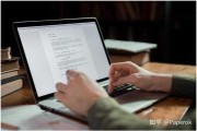 接下来是文章内容。首先，引言部分要说明取名的重要性，以及2022年取名的背景。，可以分几个部分来详细阐述，比如传统取名、现代取名、结合传统文化与现代风格的取名方法，以及取名的文化意义和寓意