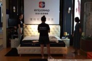 嗯，用户让我写一篇关于床边挂什么最旺运的文章。首先，我需要明确用户的需求。他们可能是在寻找一种提升睡眠质量或者运势的方法，可能对有一定的兴趣，但不太确定具体哪些东西适合床边挂