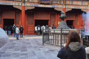 好，用户让我写一篇关于庙下房子的文章，标题和内容都要写。首先，我需要确定标题，得简洁明了，又能吸引人。是内容，要详细一些，不少于933个字