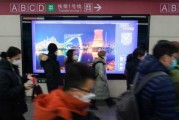 ，可以描述一下开工当天的情况，比如天气、人群、施工人员的忙碌等，让读者有身临其境的感觉。接着，可以写一下社区的规划和建设目标，比如提升环境、设施完善等，让居民的生活质量得到提升
