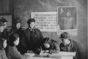 好，用户让我写一篇关于1945年生肖运势的文章，标题和内容都要写。首先，我需要确定标题，得简洁又能吸引人。考虑到1945年是虎年，可以取标题为1945年生肖运势，虎年运程解析