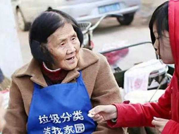 解梦奶奶再婚的预兆，解读梦境中的重要,象征,挑战,解梦,第1张