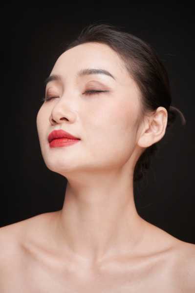 在寺庙求签，一场心灵的对话与自我探索,象征,命运,挑战,第1张