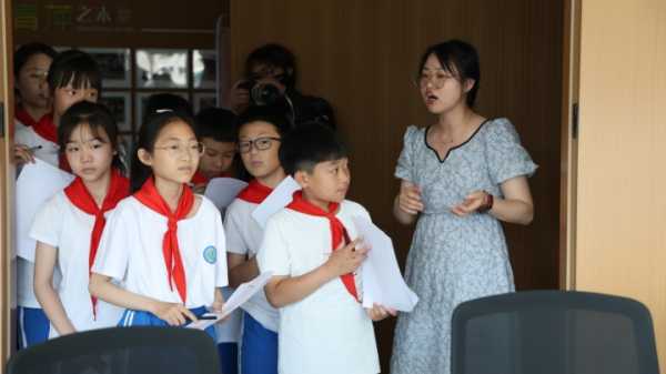 好，用户让我写一篇关于12生肖运势拍手歌的文章，标题和内容都要写。首先，我需要明确用户的需求。他们可能想要一篇介绍如何制作或推荐这种的文章，或者介绍12生肖运势的相关内容，配上歌曲,挑战,生肖运势,解读,第1张
