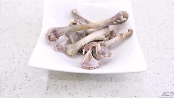 梦见吃骨头，预兆与解梦全解析,象征,挑战,希望,第1张