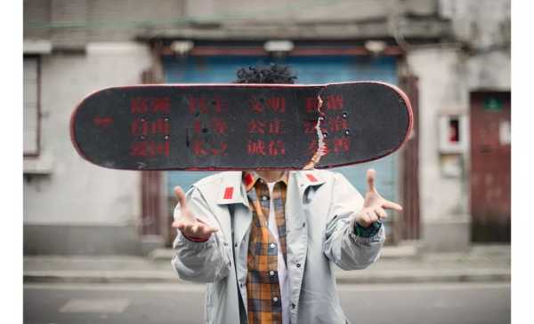 好，用户让我写一篇关于街头用鸟算命是什么原理的文章，先写标题，再写内容，内容不少于868个字。首先，我需要理解用户的需求。他们可能对街头的所谓算命鸟感兴趣，想知道背后的原因和科学依据,象征,算命,占卜,第1张