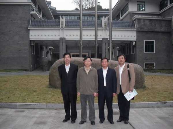 好，用户让我写一篇关于江歌母亲求签名的文章，首先得确定标题。标题要吸引人，同时又能点明主题，比如江歌母亲的书，一个时代的见证与反思这样既点明了事件，又有深度,象征,事业,挑战,第1张