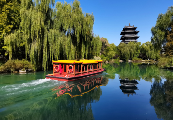 好，用户让我写一篇关于济南算命老者名字的文章，标题是济南算命老者师傅的故事。首先，我需要确定文章的结构，大概分为几个部分，引言、背景介绍、师傅的故事、影响和结尾,命运,挑战,希望,第1张