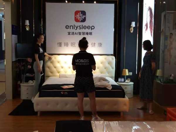 嗯，用户让我写一篇关于床上有什么的文章，先写标题，再写内容，内容不少于802个字。首先，我需要理解用户的需求。他们可能对感兴趣，或者在考虑布置自己的卧室，想了解床的摆放是否会影响,象征,命运,气场,第1张