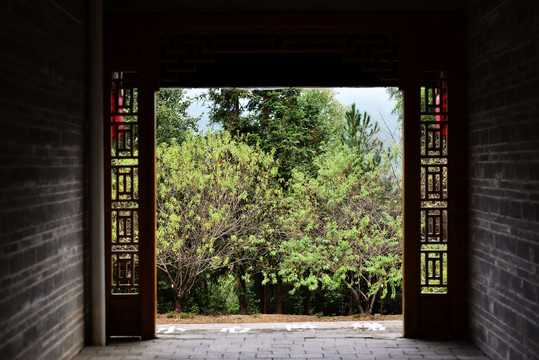 好，用户让我写一篇关于门外什么讲究好的文章，先写标题，再写内容，内容不少于873个字。首先，我需要确定标题，要吸引人，同时涵盖门外和讲究。可能用一些比较有吸引力的词汇，比如门第、讲究之类的,象征,希望,气场,第1张