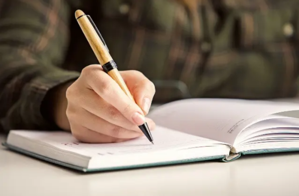 在写作风格上，应该保持重而富有诗意，可能引用一些古诗或历史典故来增强文章的深度。同时，要注意语言流畅，避免过于生硬，让读者能够感受到黄河边求签的神秘和力量,象征,命运,挑战,第1张