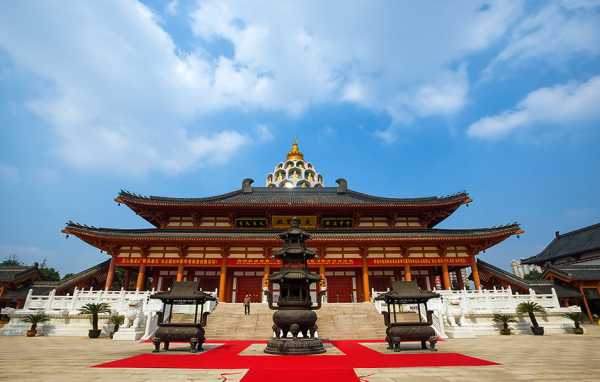 部分。我得先介绍宝林寺的基本情况，比如它位于哪里，历史背景，以及为什么求签在寺庙里很重要。，详细解释求签的过程，包括准备、方法、步骤，可能还要提到不同地区的求签方式，比如北方和南方有什么不同,求签,传统与现代,占卜,第1张