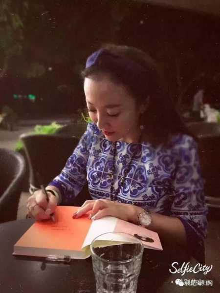 好，用户让我写一篇关于安妮被要求签约了文章，还给了标题和内容的要求。首先，我需要确定文章的主题和结构。安妮可能指的是安妮·海瑟薇，她是一位非常著名的作家和导演，所以标题可以围绕她的签约经历展开,挑战,求签,成功,第1张
