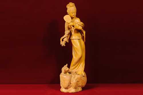 嗯，用户让我写一篇关于木雕老鹰属于什么的文章，首先我得确定标题。标题要吸引人，同时又能准确反映内容，所以木雕老鹰，解读其寓意与文化内涵听起来不错,象征,事业,挑战,第1张