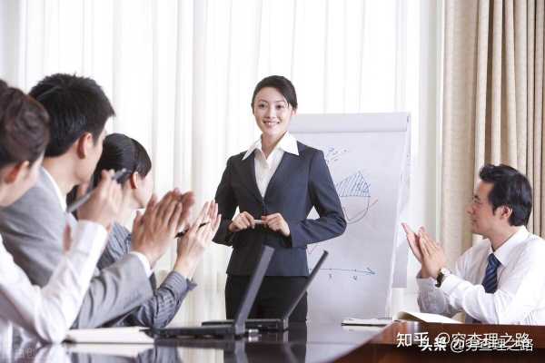 接下来，我需要组语言，确保每段都清晰明了，同时保持文章的连贯性。可能需要先介绍十二星座，逐一展开每个星座带的东西，最后总结一下这些物品如何反映星座的性格特点,象征,挑战,十二星座,第1张