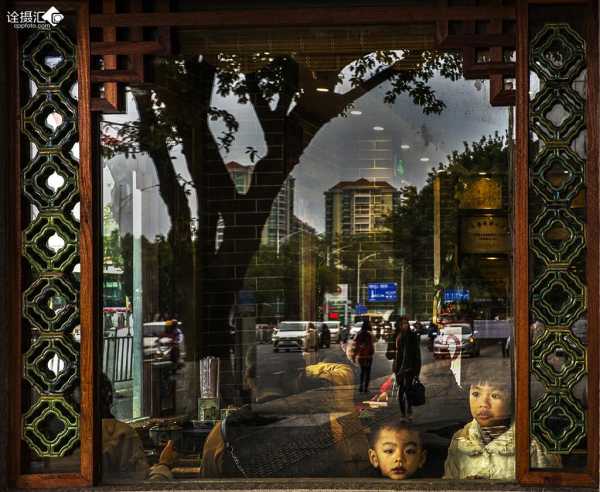 嗯，用户让我写一篇关于窗户上有什么的文章，首先我得理解这个主题。窗户在里确实有特别的意义，因为它直接连接着室内和室外，可能影响气场。用户还给了标题和字数要求，我得确保文章符合这些条件,象征,希望,气场,第1张