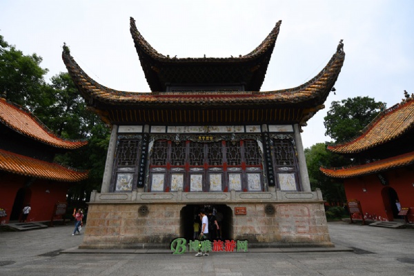 好，用户让我写一篇关于南岳大庙求签丑宫求财的文章，先写标题，再写内容，内容不少于865个字。首先，我需要理解用户的需求。关键词是南岳大庙、丑宫、求财，这可能涉及到传统文化中的占卜和祈福,命运,挑战,求签,第1张