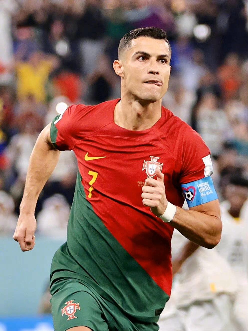 好，用户让我写一篇关于C罗被粉丝求签名播放的文章。首先，我需要确定文章的标题，要吸引人又相关。是内容，不少于882个字，要涵盖的制作过程、C罗的表现、粉丝的热情以及的反响,希望,求签,合作,第1张