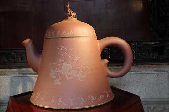 好，用户让我写一篇关于茶壶的文章，标题和内容都要写。首先，我得确定标题，得吸引人，同时又能准确传达内容。茶壶是一个比较专业的领域，可能需要一个有文化气息的标题，比如品茶论道，茶壶的,象征,气场,风水,第1张