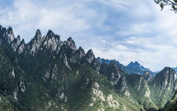 岭字取名吉凶，隐藏在山岭中的名字奥秘,象征,命运,事业,第1张