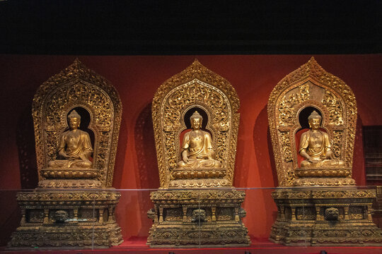 好，用户让我写一篇关于金佛坐莲讲究的文章，标题和内容都要写。首先，我需要明确主题，金佛坐莲的有什么讲究。可能需要解释金佛和莲在传统文化中的象征意义，以及它们在中的结合,象征,挑战,风水布局,第1张