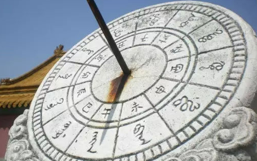 嗯，用户让我写一篇关于晚上9点几分是吉时的文章，还给了标题和内容的要求。首先，我需要确定标题，可能需要结合传统文化和现代生活，比如夜半时分，传统文化中的时辰与现代生活的平衡,吉时,占卜,第1张