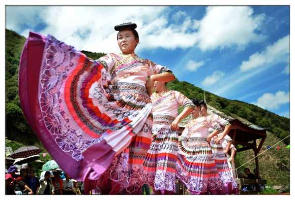 好，用户让我写一篇关于苗族师讲的内容，先写标题，再写不少于924字的文章。首先，标题要吸引人，可能结合苗族文化和元素，比如苗族师，解读天地玄黄，传承神秘文化,象征,命运,事业,第1张