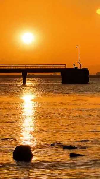 接下来，我得想一个吸引人的标题。标题要简洁明了，同时能吸引读者的兴趣。比如1点吉时，解读传统文化中的时刻这样的标题，既点明了主题，又涵盖了文化内涵,象征,希望,吉时,第1张