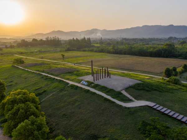 好，用户让我写一篇关于民居朝向讲究的文章，还给了一个标题和内容要求。首先，我需要理解用户的需求。他们可能对民居的朝向和感兴趣，可能是想了解这方面的知识，或者用于个人学习、写作或者投资决策,事业,希望,八字,第1张
