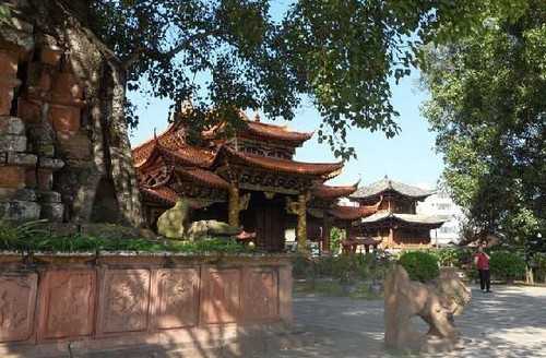 好，用户让我写一篇关于景谷勐卧佛寺双塔求签的文章。首先，我需要确定文章的标题，得吸引人又相关。标题定为勐卧佛寺双塔求签，一探文化的深邃与现代的交融，这样既点明了地点和主题，又突出了文化深度,象征,命运,求签,第1张