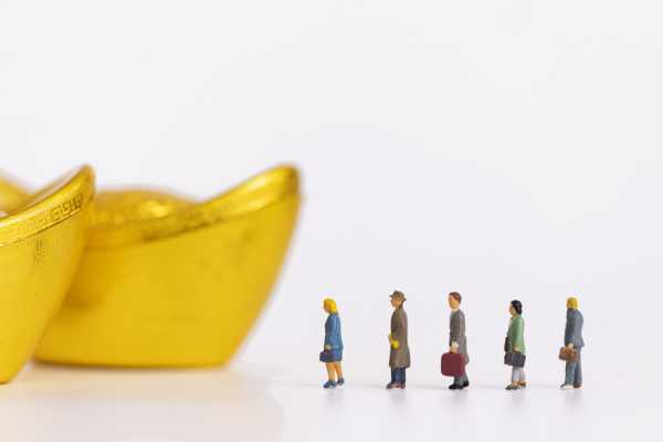 好，用户让我写一篇关于年底家里挂什么画好的文章。首先，我需要确定一个吸引人的标题，可能用年底家里挂什么画最好这样的标题，直接点明主题,象征,希望,气场,第1张