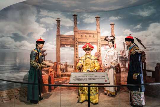 好，用户让我写一篇关于康熙字典严字吉凶图的文章，首先我需要确定文章的标题。标题要吸引人，同时又能反映内容，所以决定用康熙字典严字吉凶图，解析‘严’字的深层含义与历史背景作为标题,象征,希望,吉凶,第1张