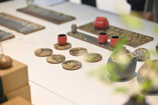 好,用户让我写一篇关于茶盘摆放位置的文章。首先,我需要确定标题,得吸引人又专业。可能用茶盘摆放位置解析,如何让家中茶文化更趋吉这样的标题,既点明了主题,又有积极的语气,象征,气场,风水布局,第1张 好,用户让我写一篇关于茶盘摆放位置的文章。首先,我需要确定标题,得吸引人又专业。可能用茶盘摆放位置解析,如何让家中茶文化更趋吉这样的标题,既点明了主题,又有积极的语气,象征,气场,风水布局,第1张