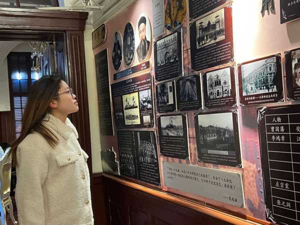 ，我需要探讨抽签背后的文化和哲学意义。抽签不仅仅是随机选择，它反映了人们内心的想法和外部环境的互动。可以引用一些哲学观点，比如无为而无不为，说明抽签如何帮助人们理解命运与选择的关,命运,算命,成功,第1张